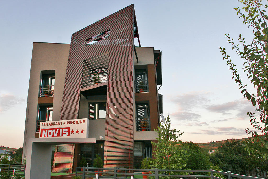 Pensiunea Novis Hotel Iasi Exterior photo